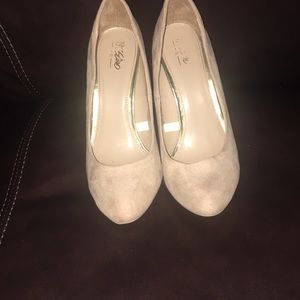 Beautiful size 7 1/2. Looks amazing with any color